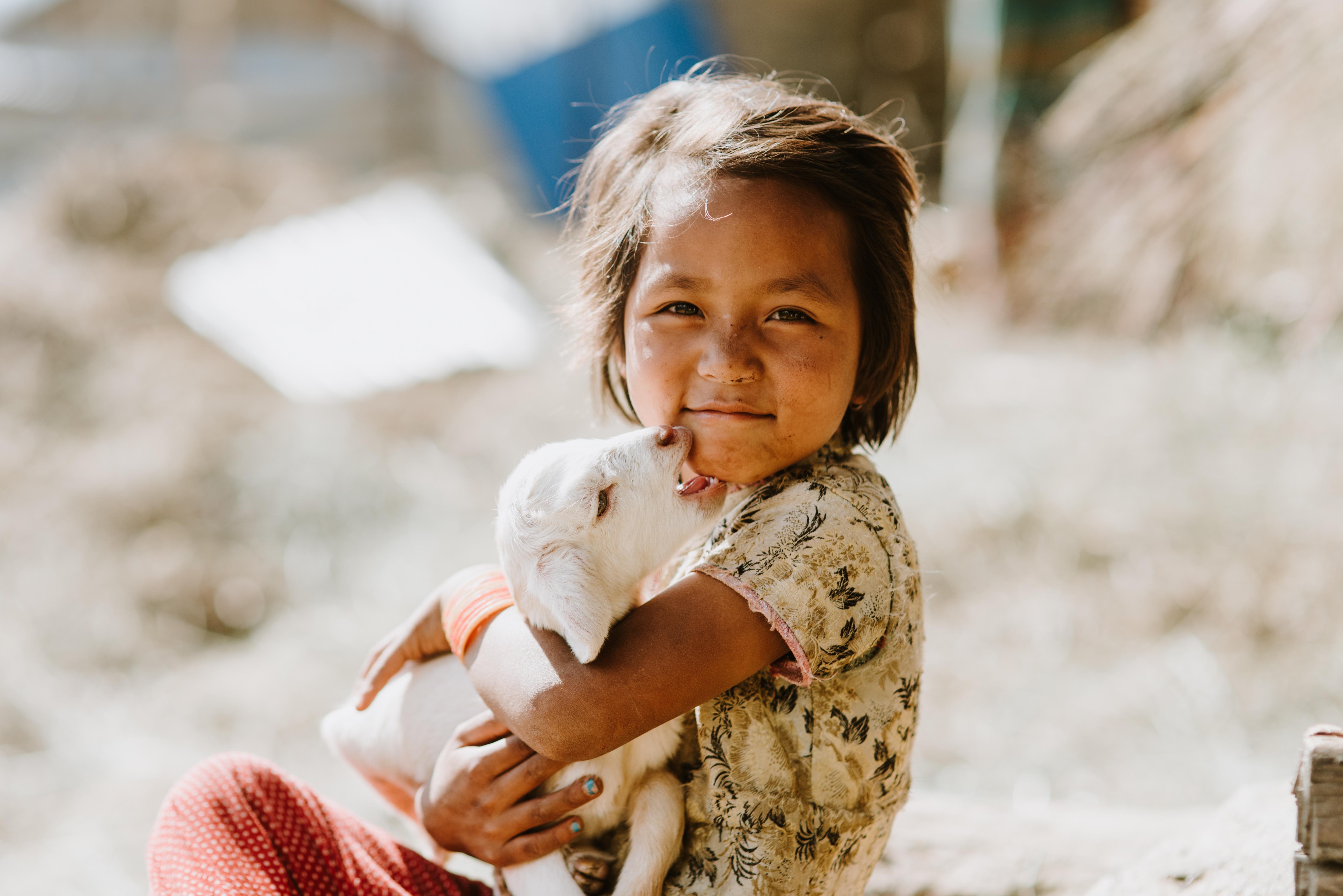 全球预防孤儿组织帮助的一个小女孩